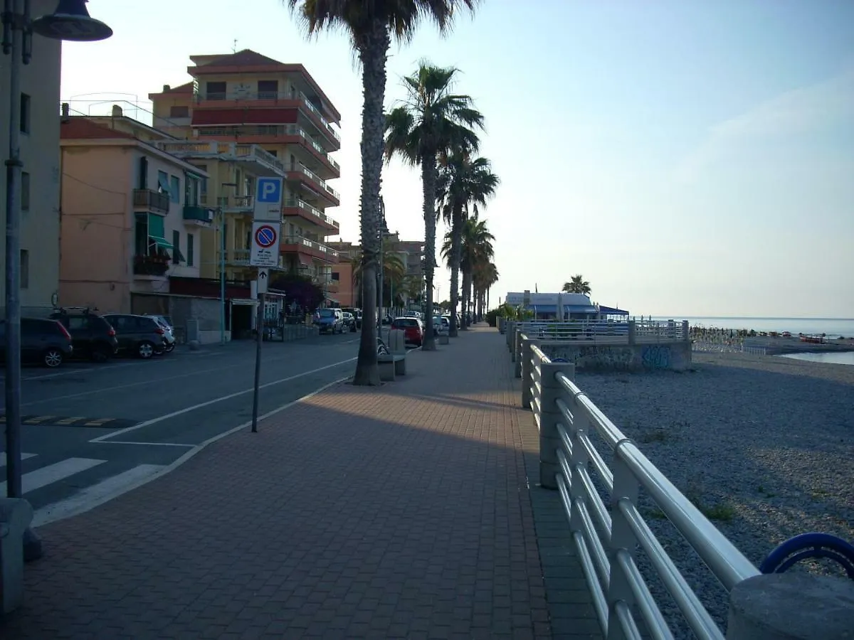 Appartamento Al Mare Di Ventimiglia 0*,